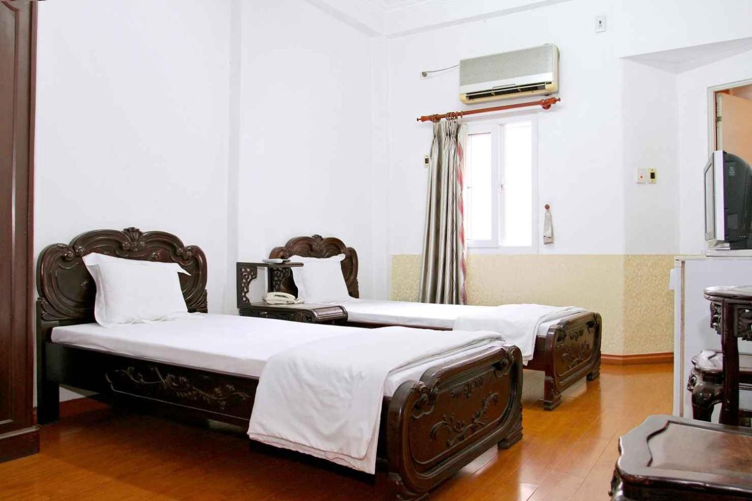 Hoang Cuong Hotel 15 Nguyen Thai Hoc Hanoi Exterior foto