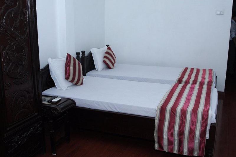 Hoang Cuong Hotel 15 Nguyen Thai Hoc Hanoi Exterior foto